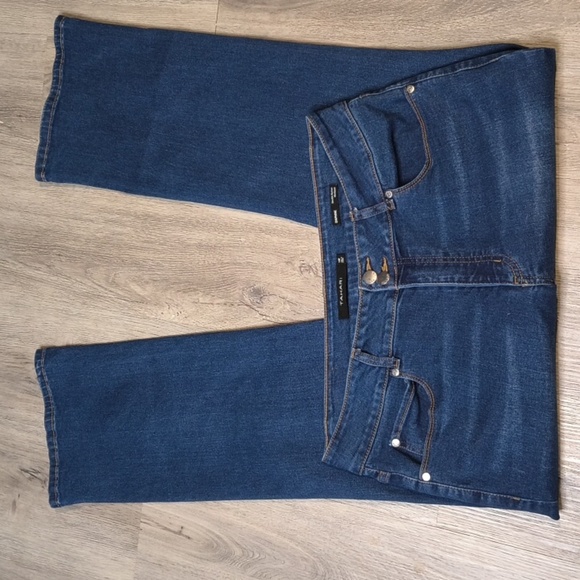 Tahari Denim - sac740 🧵Tahari Daphne Double Button Mid Rise Mini Bootcut Size 14 w/ 28" Inseam